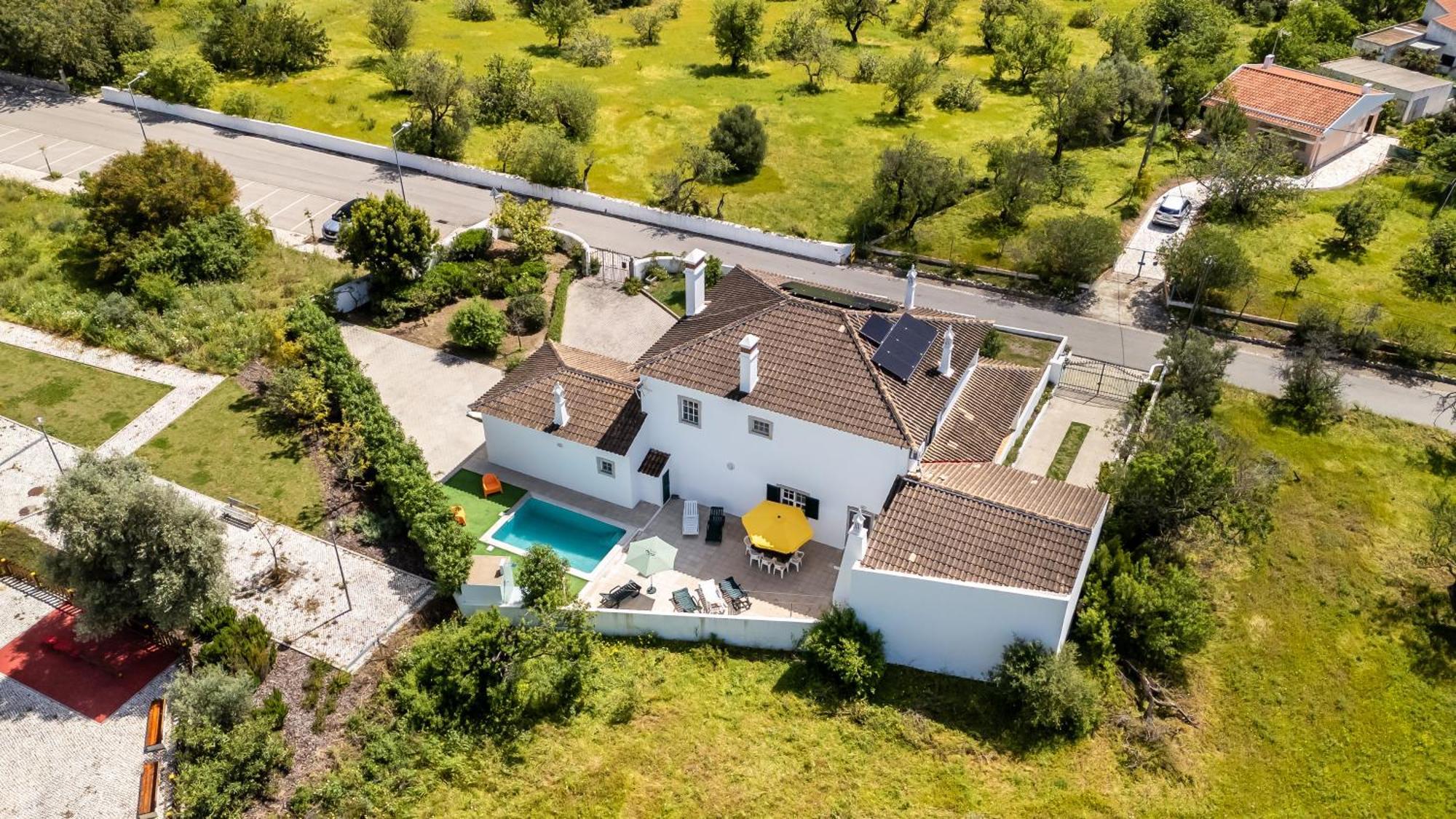Sunny & Calm 4 Bdr House W/ Pool By Lovelystay Santo Estevao  Экстерьер фото